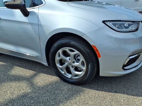 Used 2023 Chrysler Pacifica Limited AWD/4WD image 4