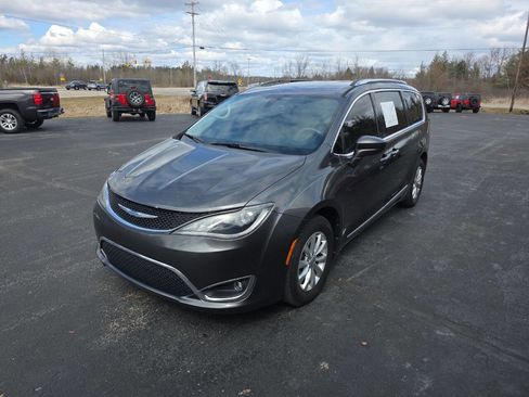 Used 2018 Chrysler Pacifica Touring-L Plus image 2