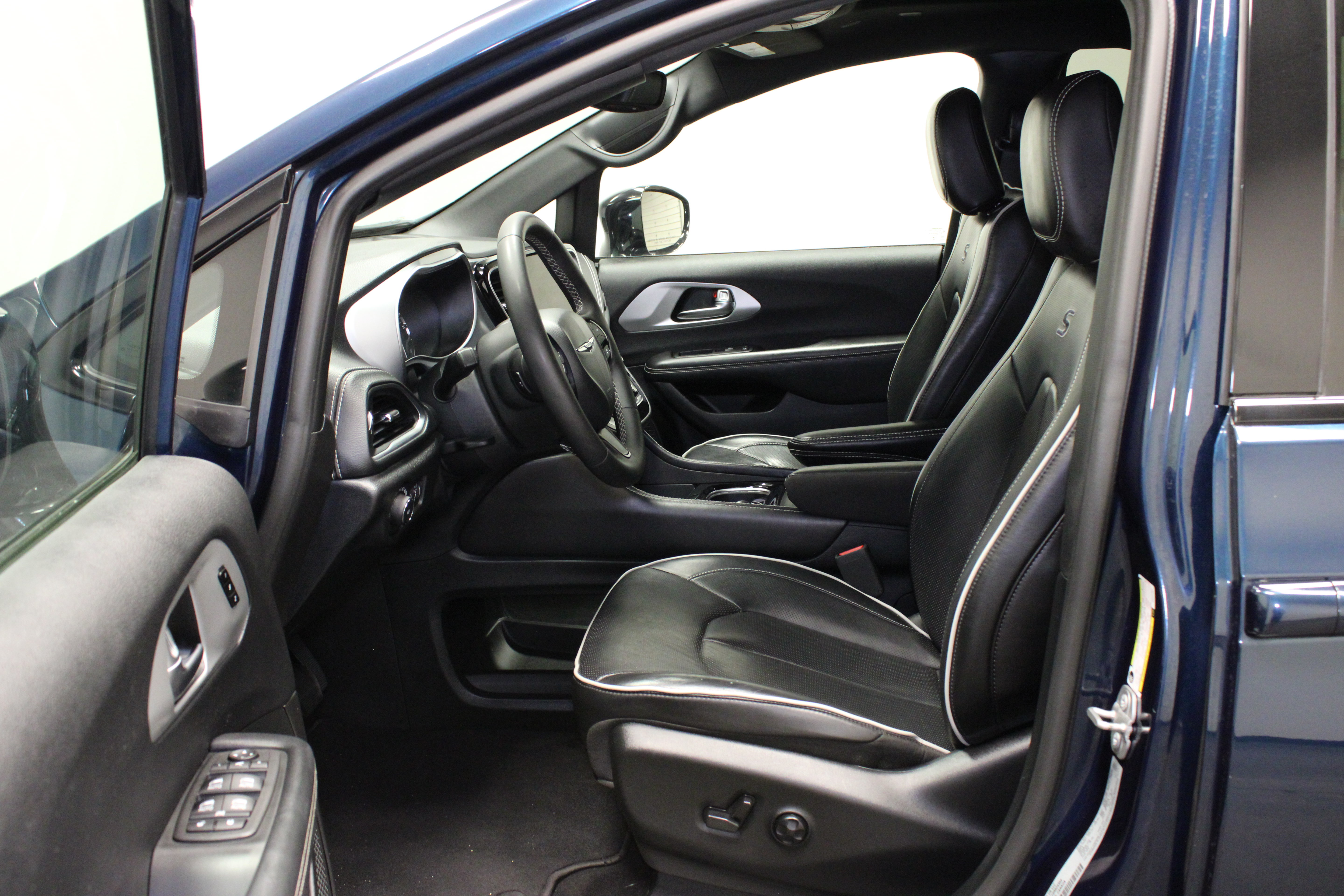 Used 2025 Chrysler Pacifica Limited FWD image 19