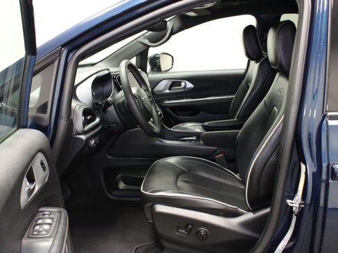 Used 2025 Chrysler Pacifica Limited FWD image 19