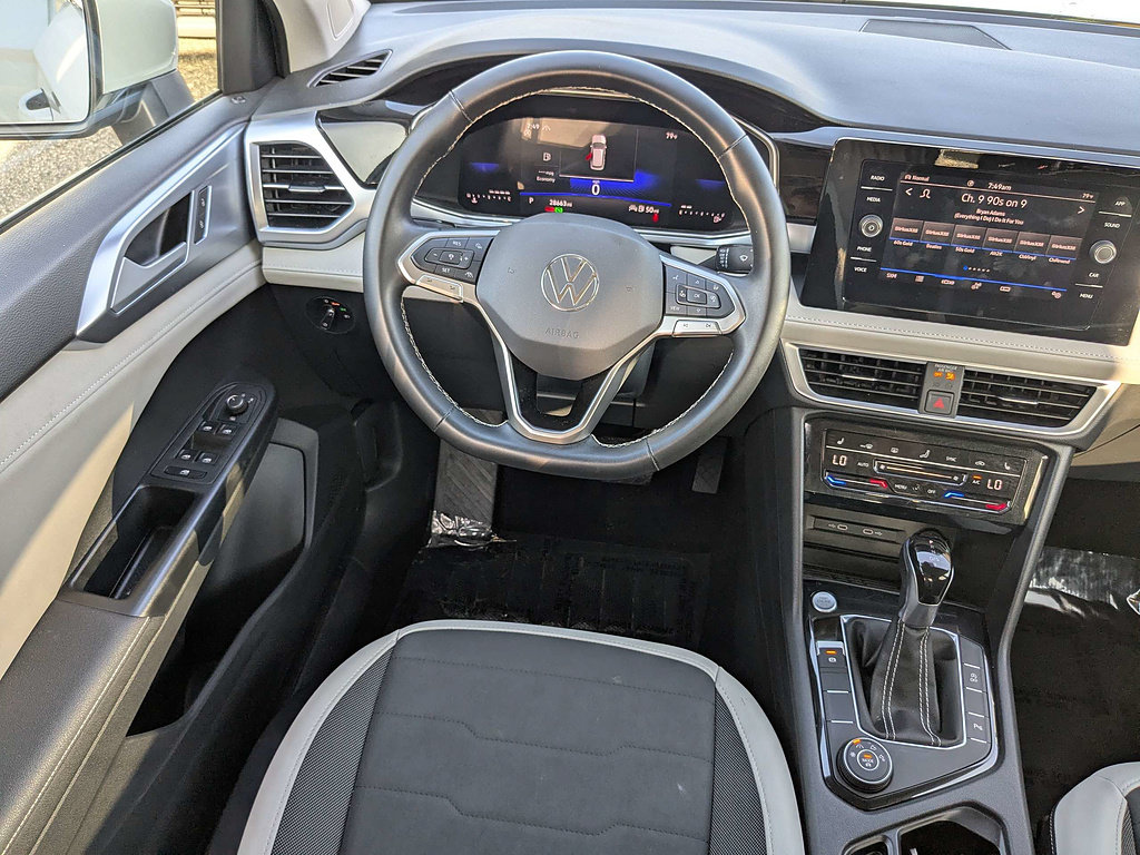 Used 2025 Volkswagen Taos SE AWD/4WD image 16