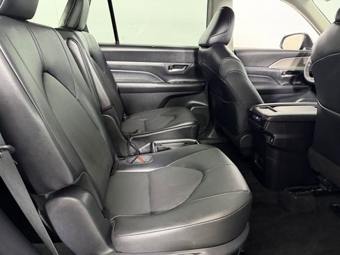 Used 2025 Toyota Grand Highlander AWD image 28