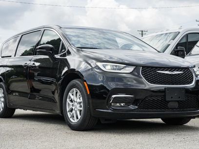New 2025 Chrysler Pacifica Select
