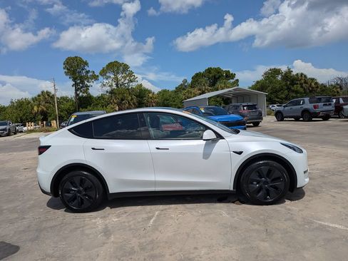Used 2024 Tesla Model Y Long Range AWD/4WD image 9