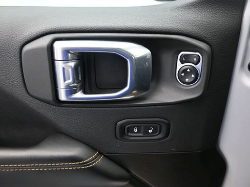 Used 2025 Jeep Wrangler Unlimited Sahara AWD/4WD image 17