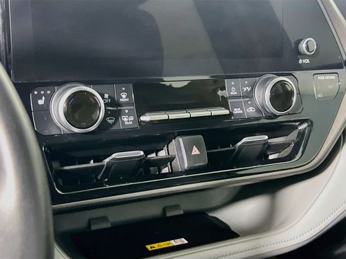 Used 2023 Toyota Highlander XLE FWD image 26