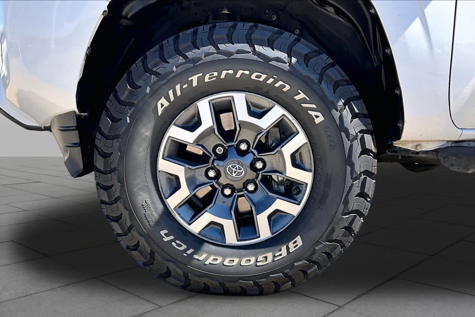 Used 2020 Toyota Tacoma SR5 RWD image 11