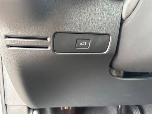 Used 2025 Volvo XC40 B5 Core image 19