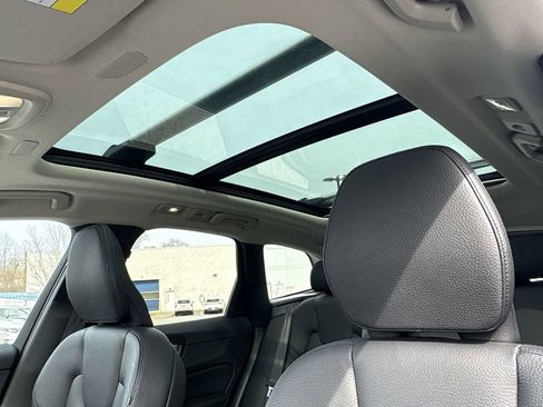 Used 2022 Volvo XC60 B5 Momentum w/ Climate Package image 19