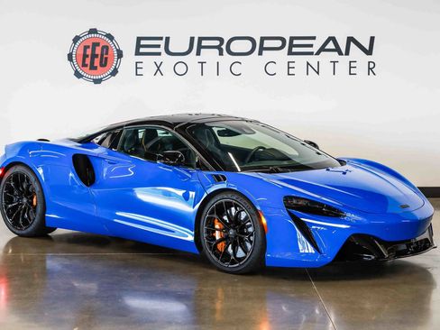 Used 2025 McLaren Artura Spider RWD image 2