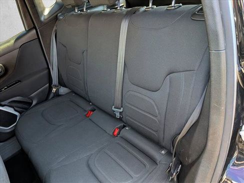 Used 2018 Jeep Renegade Latitude FWD image 16