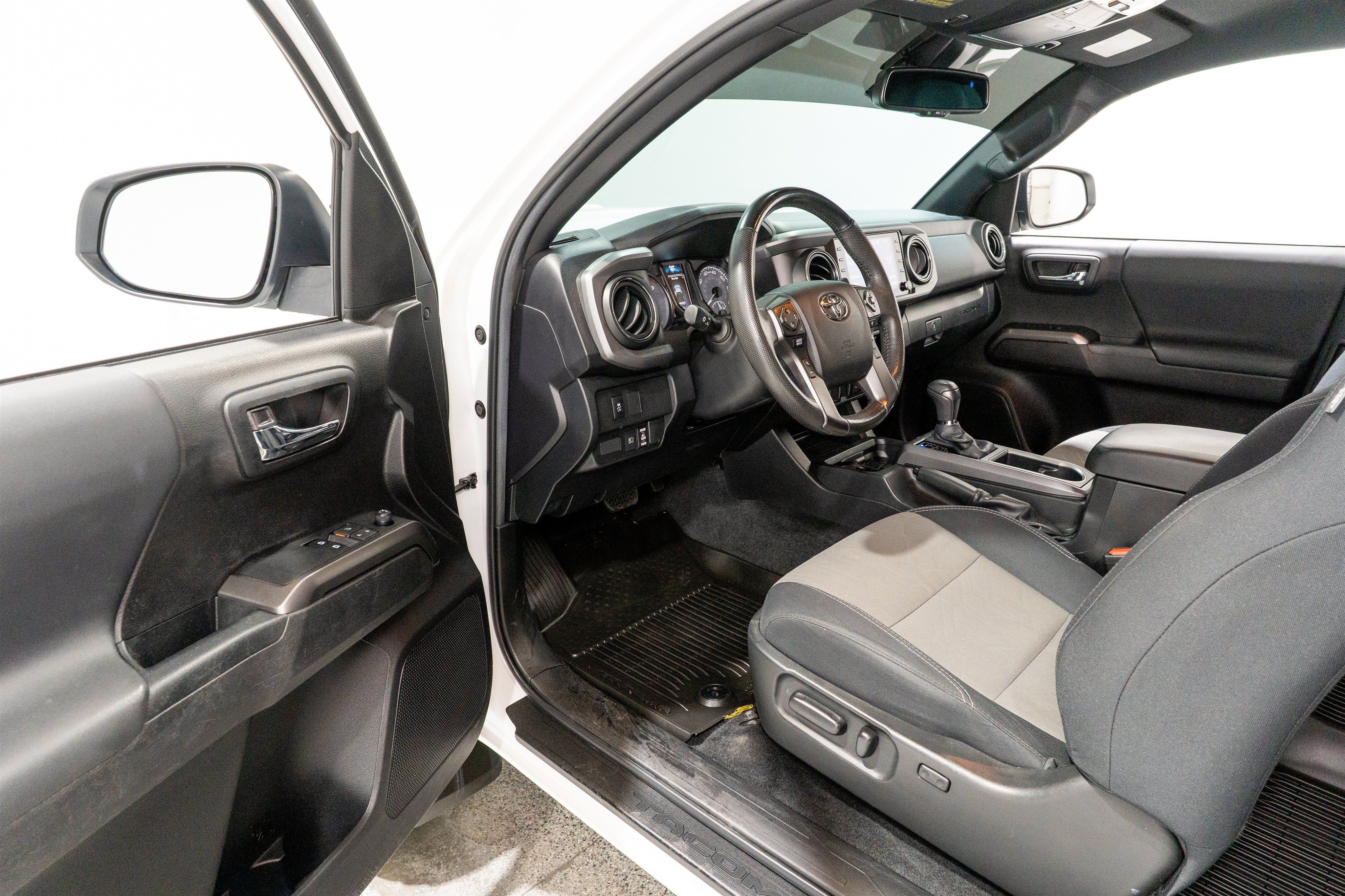 Used 2022 Toyota Tacoma TRD Sport w/ Black Out Package (TMS) AWD/4WD image 15