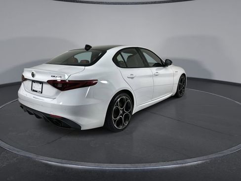 Used 2022 Alfa Romeo Giulia Veloce RWD image 8