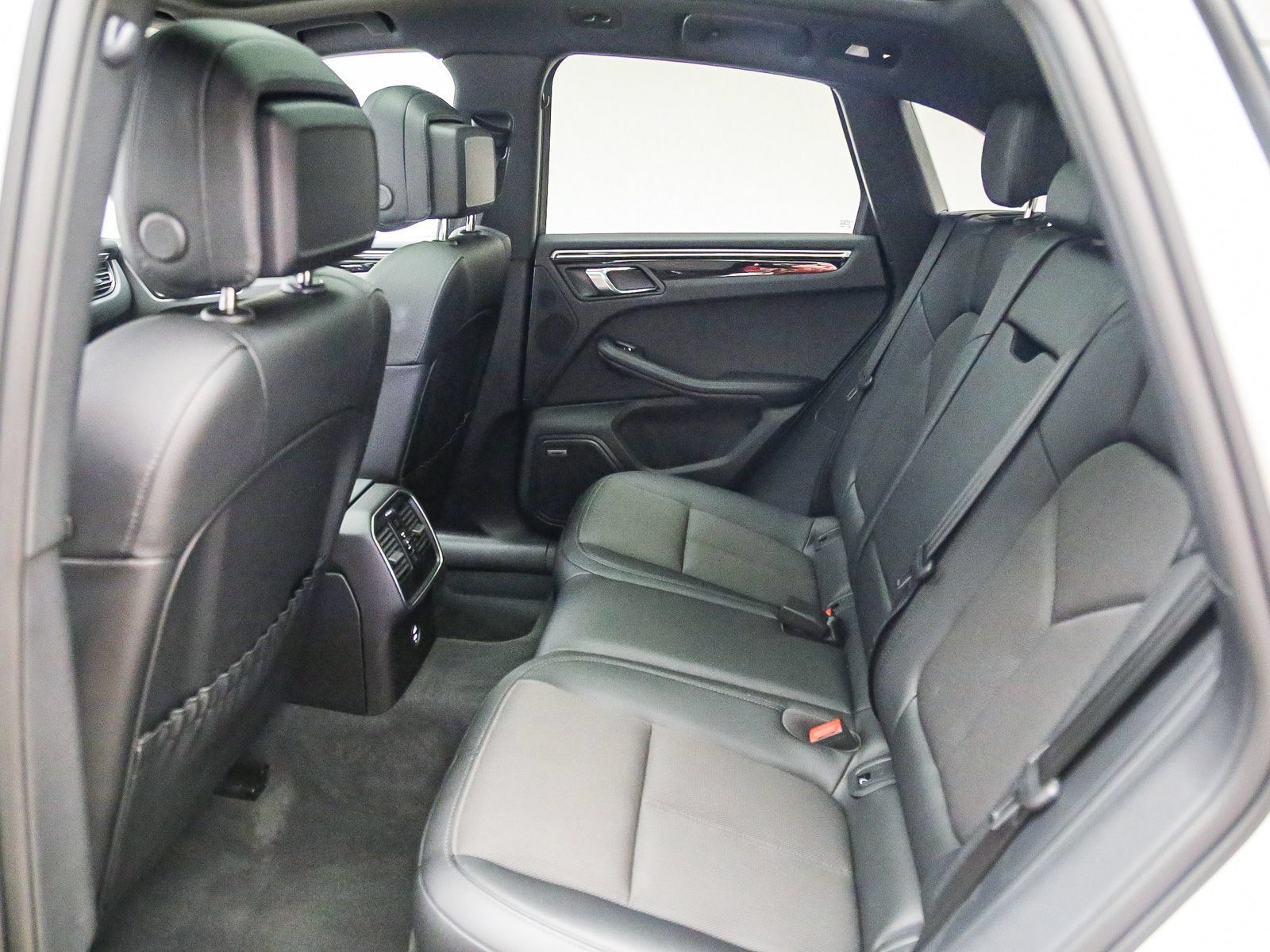 Certified 2025 Porsche Macan AWD/4WD image 24