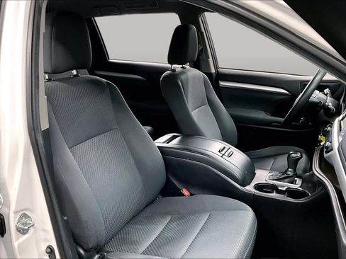Used 2019 Toyota Highlander LE w/ Carpet Mat Package (TMS) FWD image 7