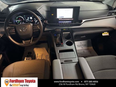 Used 2025 Toyota Sienna LE FWD image 12