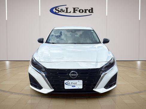 Used 2025 Nissan Altima 2.5 SV FWD image 12