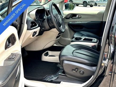 Used 2023 Chrysler Pacifica Touring-L FWD image 10