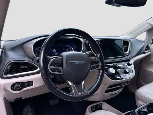 Used 2021 Chrysler Pacifica Touring-L image 10