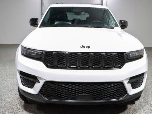Used 2023 Jeep Grand Cherokee Altitude image 4