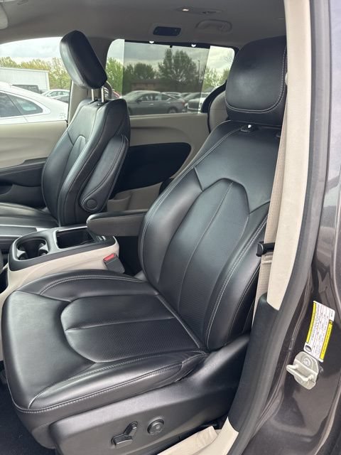 Used 2023 Chrysler Pacifica Touring-L FWD image 11