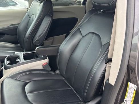 Used 2023 Chrysler Pacifica Touring-L image 11