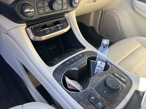 Used 2020 GMC Acadia Denali image 21