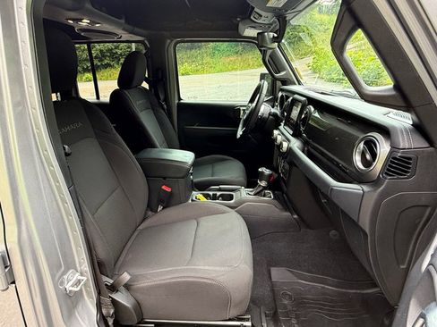 Used 2019 Jeep Wrangler Unlimited Sahara AWD/4WD image 18