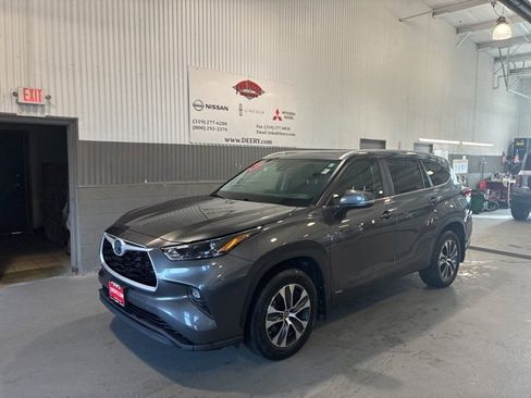 Used 2023 Toyota Highlander XLE image 7