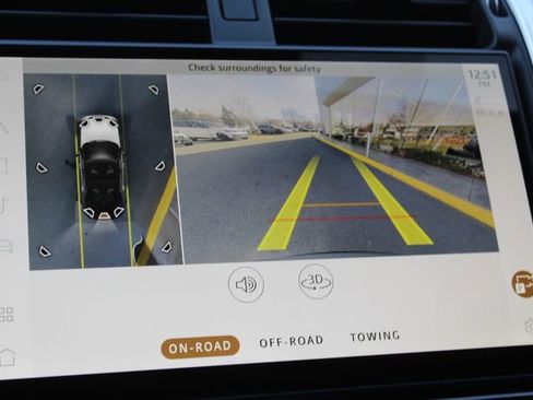 Used 2025 Land Rover Discovery Dynamic SE image 19