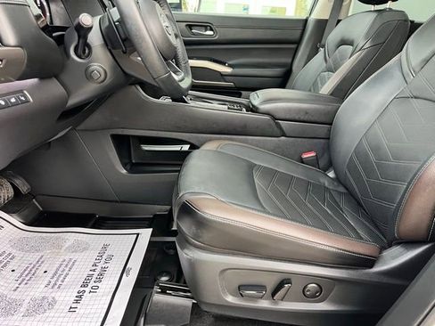 Used 2024 Nissan Pathfinder Platinum image 27