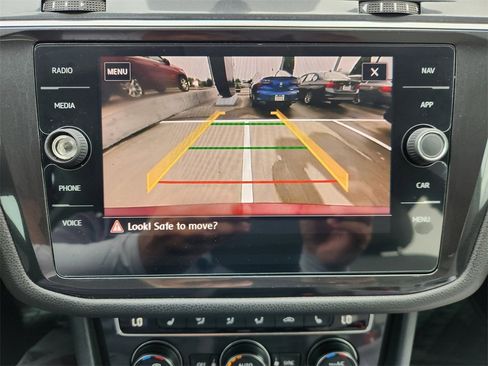 Used 2018 Volkswagen Tiguan SEL image 17