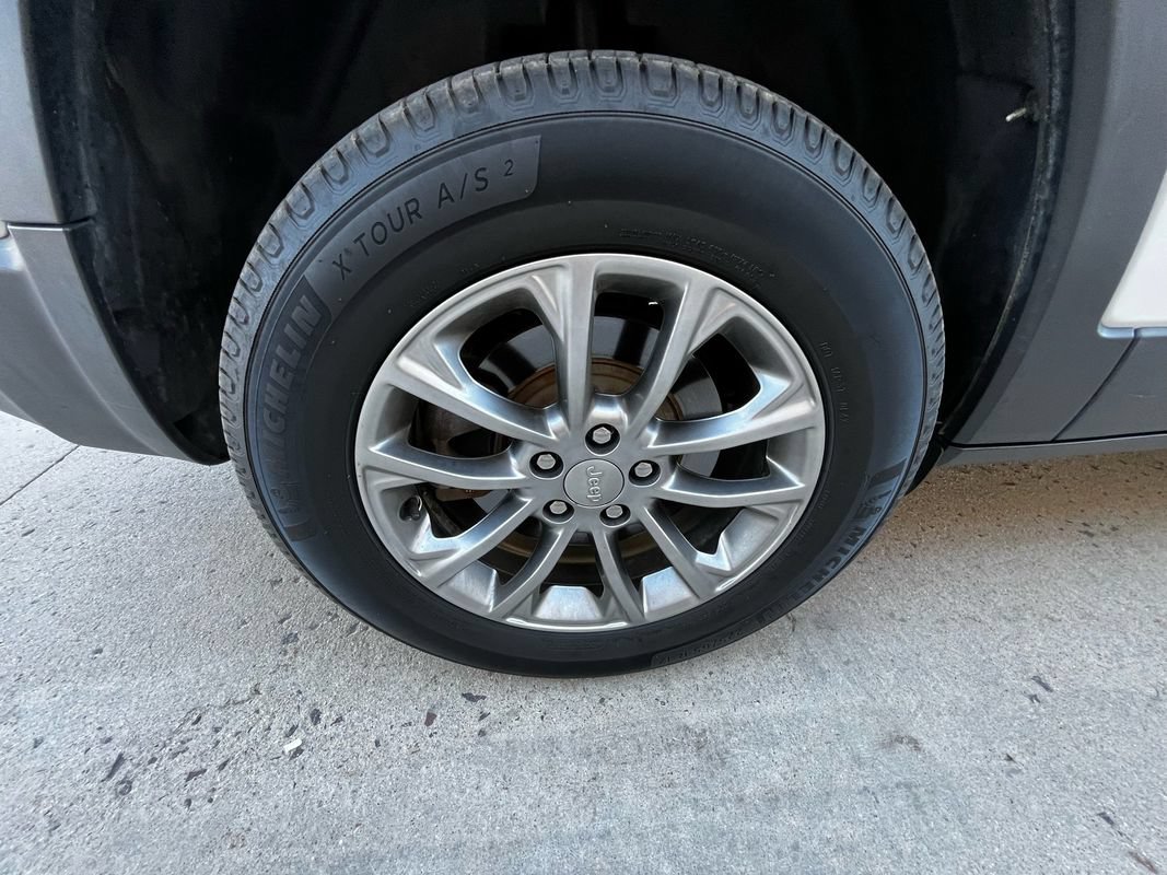 Used 2019 Jeep Cherokee Latitude Plus AWD/4WD image 25