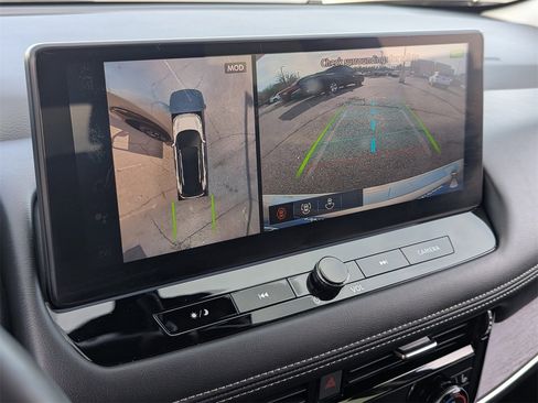 Used 2025 Nissan Rogue Platinum image 34