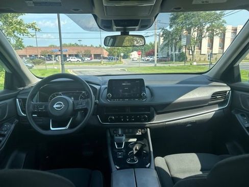 Used 2024 Nissan Rogue S AWD/4WD image 3