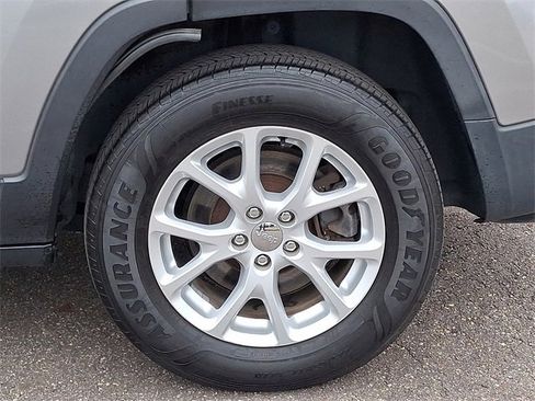 Used 2016 Jeep Cherokee Sport image 23