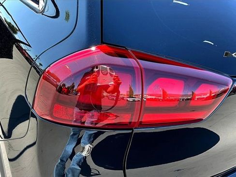 Used 2022 Kia Niro EX image 23