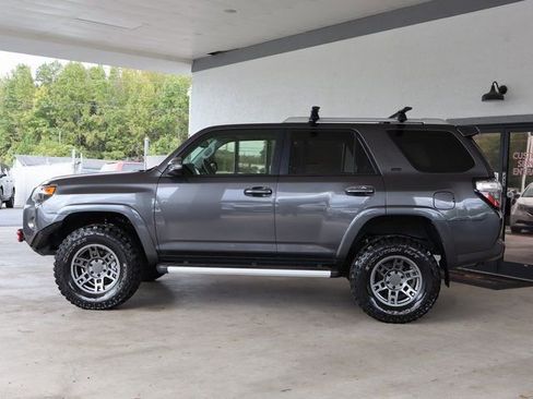 Used 2017 Toyota 4Runner SR5 Premium image 2