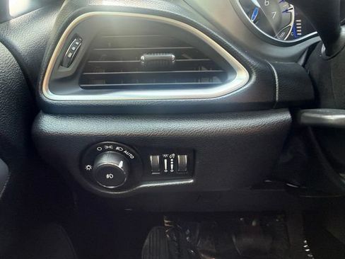 Used 2019 Chrysler Pacifica Touring-L w/ S Appearance Package FWD image 25