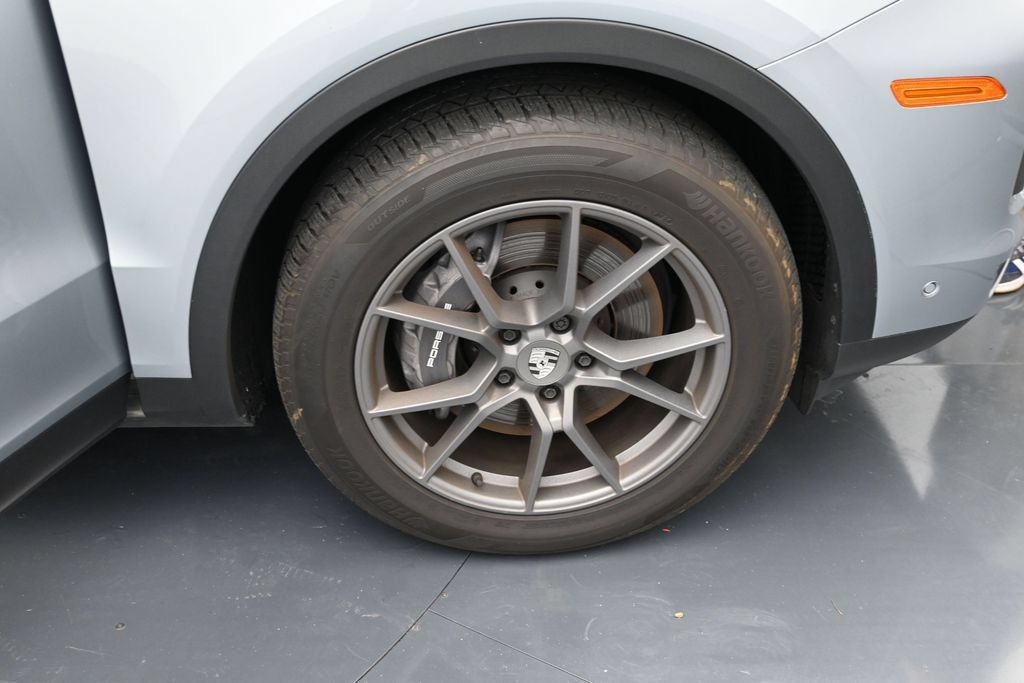 Certified 2025 Porsche Cayenne AWD/4WD image 16