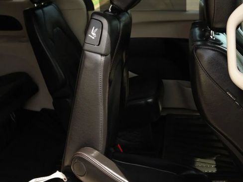 Used 2018 Chrysler Pacifica Touring-L FWD image 52