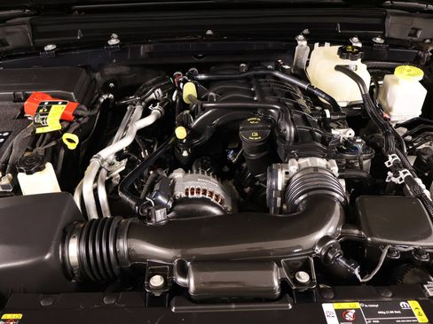 Used 2023 Jeep Gladiator Sport AWD/4WD image 19