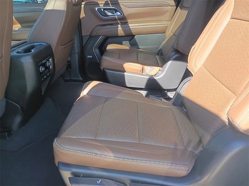 Used 2022 Chevrolet Suburban High Country w/ Premium Package image 13