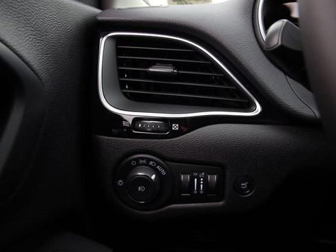 New 2023 Jeep Cherokee Altitude Lux image 33