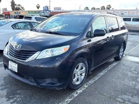 Used 2011 Toyota Sienna LE image 1