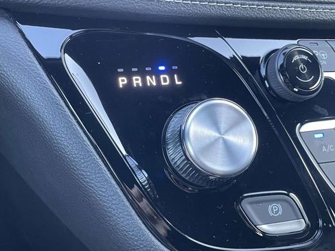 Certified 2024 Chrysler Pacifica Limited image 6