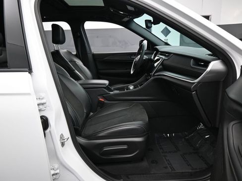 Used 2024 Jeep Grand Cherokee Altitude RWD image 40