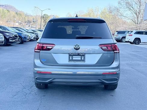 Used 2023 Volkswagen Tiguan SE w/ Panoramic Sunroof Package FWD image 5