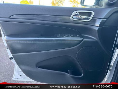 Used 2019 Jeep Grand Cherokee Laredo w/ Laredo X Package RWD image 18