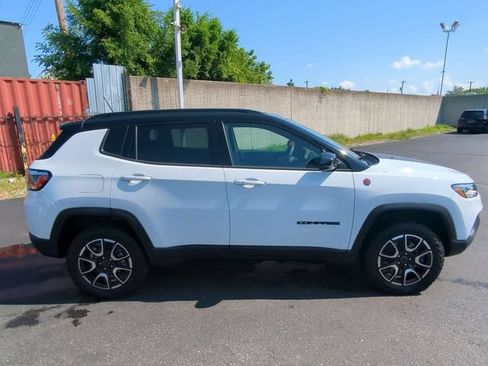 Used 2025 Jeep Compass Trailhawk AWD/4WD image 7